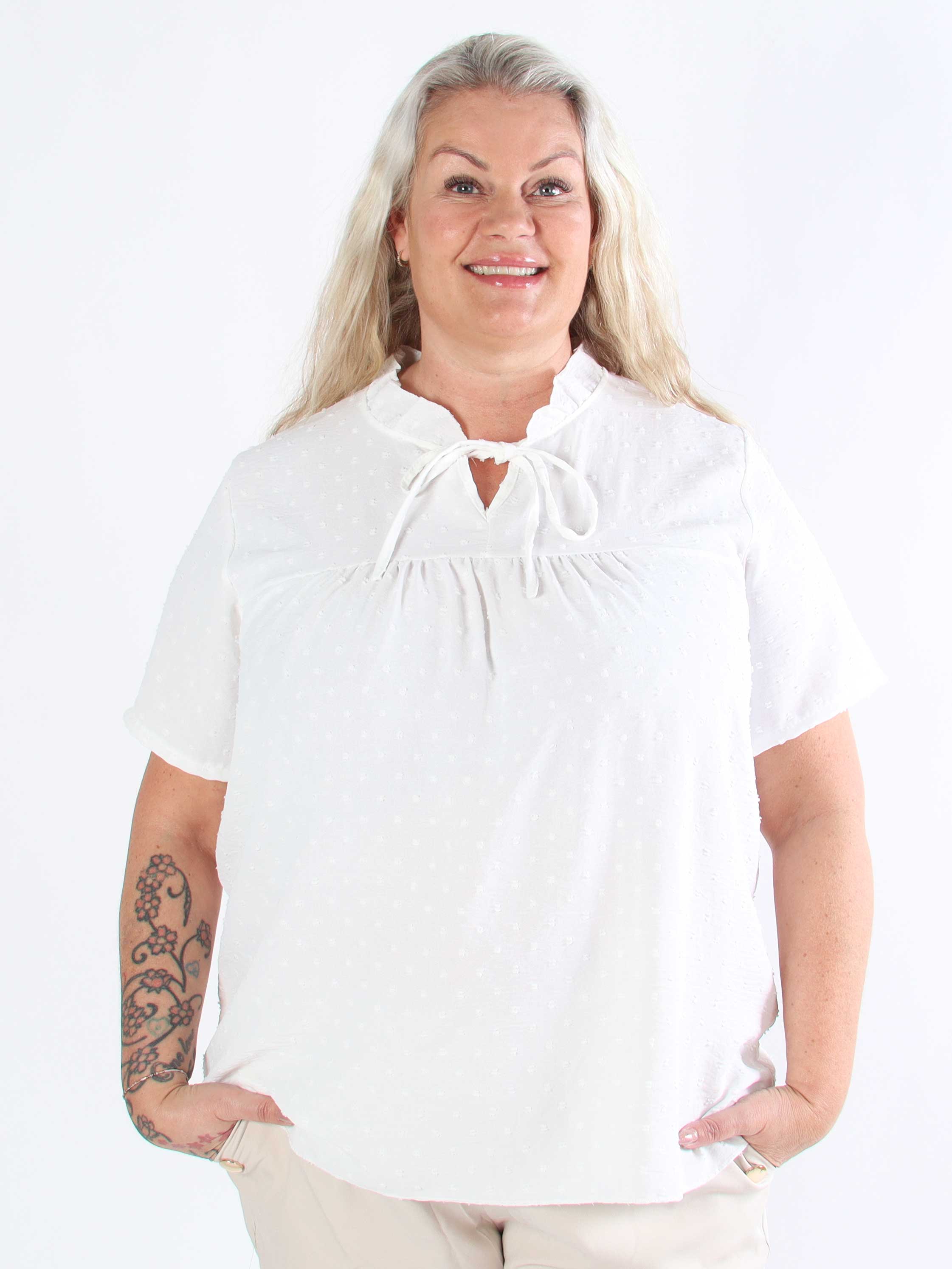 Bloom - Söt tunika i plusstorlek med volangkant och rosett